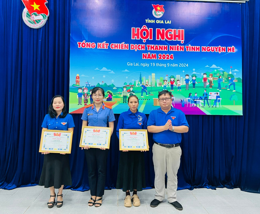 Anh Nguyễn Chí Hiếu (bìa phải)-Phó Bí thư Tỉnh Đoàn, Chỉ huy phó Thường trực Ban Chỉ huy Chiến dịch tặng bằng khen cho các cá nhân có thành tích trong chiến dịch Kỳ nghỉ hồng. Ảnh: P.L