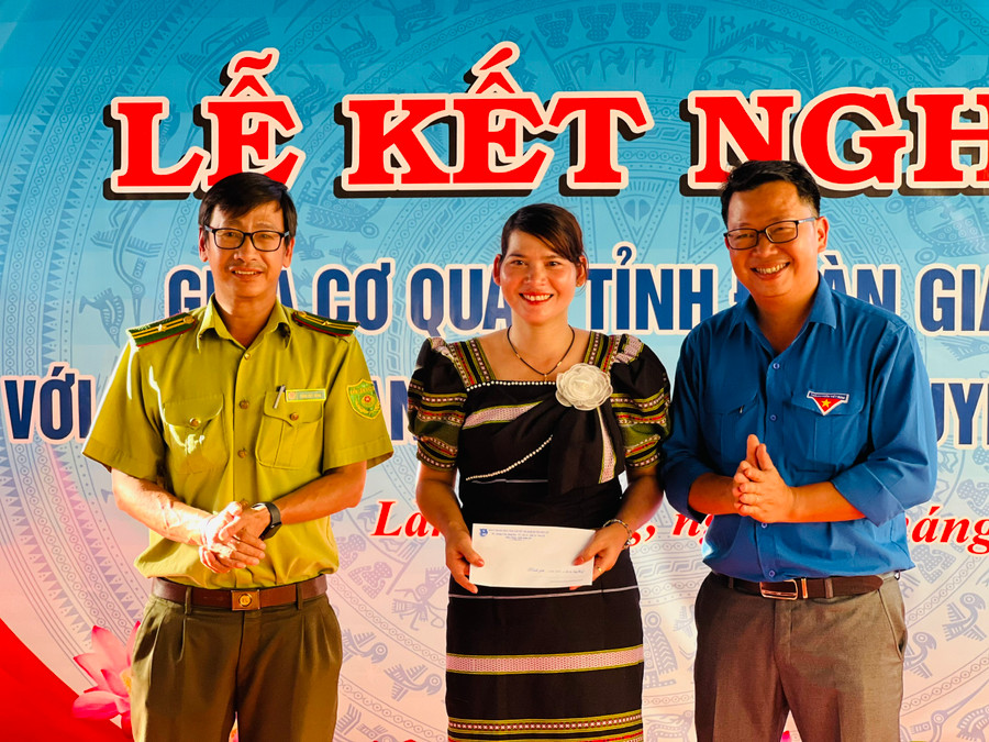 Lãnh đạo Huyện Đoàn Đức Cơ và Hạt Kiểm lâm huyện Đức Cơ tặng quà cho đại diện làng Phang. Ảnh: P.L Lãnh đạo Huyện Đoàn Đức Cơ và Hạt Kiểm lâm huyện Đức Cơ tặng quà cho đại diện làng Phang. Ảnh: P.L