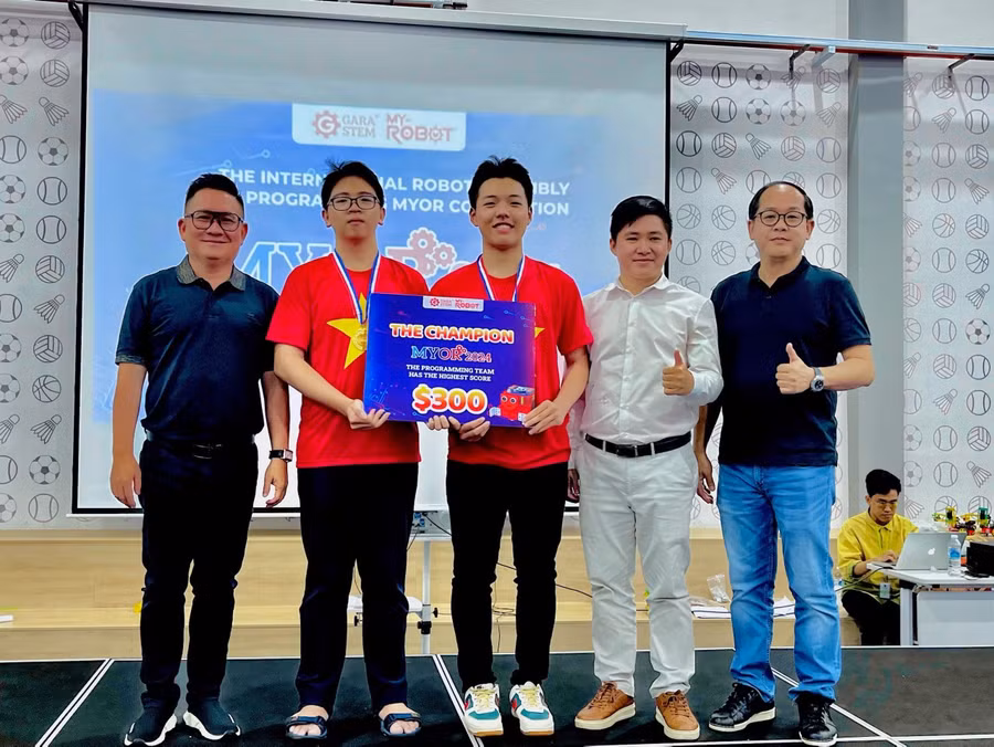 Nhóm thí sinh Võ Văn Phát-Phạm Trần Vĩnh Khang (Trường THPT chuyên Hùng Vương) đạt giải vô địch tại cuộc thi lắp ráp và lập trình robot tại Malaysia. Ảnh: T.P