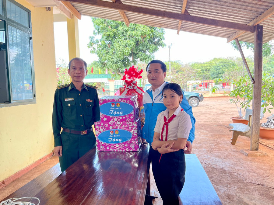 Tỉnh Đoàn Gia Lai thăm, chúc Tết đội công tác địa bàn Đồn Biên phòng Ia O. Ảnh: P.L Tỉnh Đoàn Gia Lai thăm, chúc Tết đội công tác địa bàn Đồn Biên phòng Ia O. Ảnh: P.L