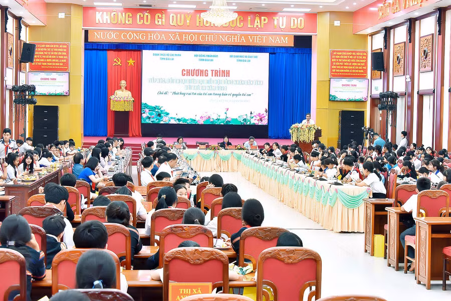 Quang cảnh chương trình tiếp xúc, đối thoại. Ảnh: Đ.T