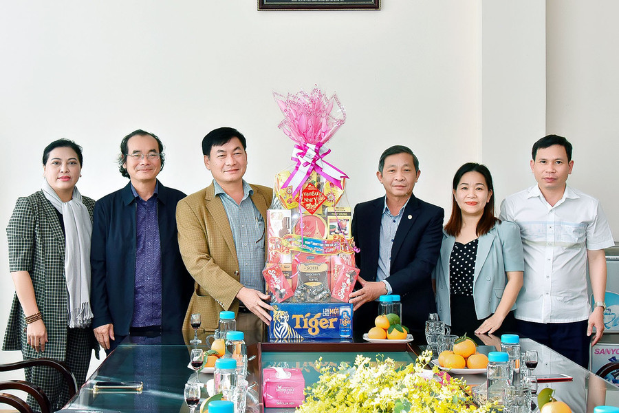 Trưởng ban Tuyên giáo Tỉnh ủy Huỳnh Thế Mạnh (thứ 3 từ phải qua) chúc Tết Báo Gia Lai nhân dịp Tết Nguyên đán Giáp Thìn. Ảnh: Đức Thụy Trưởng ban Tuyên giáo Tỉnh ủy Huỳnh Thế Mạnh (thứ 3 từ phải qua) chúc Tết Báo Gia Lai nhân dịp Tết Nguyên đán Giáp Thìn. Ảnh: Đức Thụy