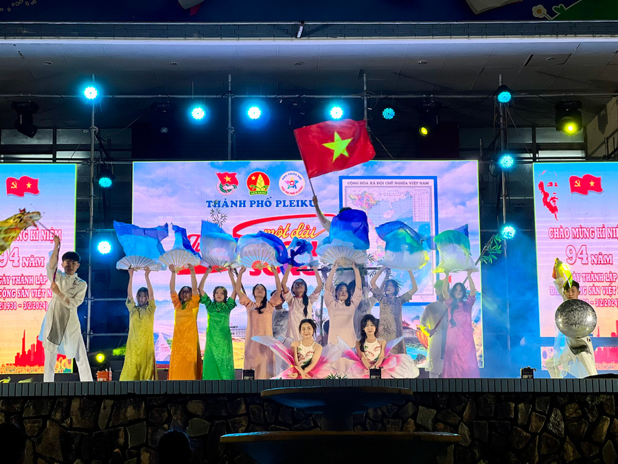 Tiết mục "Một vòng Việt Nam" của Đoàn trường THPT Lê Lợi (TP. Pleiku) biểu diễn tại chương trình. Ảnh: M.N Tiết mục "Một vòng Việt Nam" của Đoàn trường THPT Lê Lợi (TP. Pleiku) biểu diễn tại chương trình. Ảnh: M.N