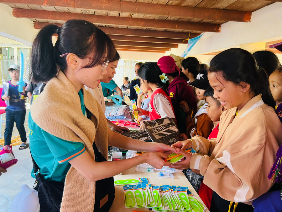 Các em thiếu nhi làng Têng 2 được tặng đồ dùng học tập. Ảnh: P.L Các em thiếu nhi làng Têng 2 được tặng đồ dùng học tập. Ảnh: P.L