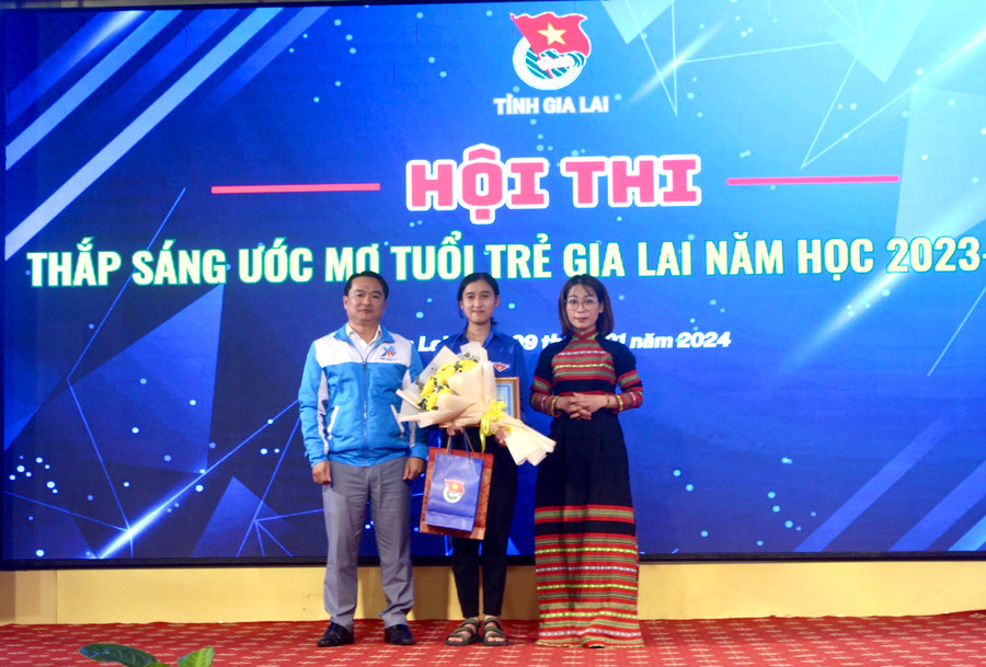 Ban tổ chức trao giải nhất cho đội thi Đoàn trường THPT Nguyễn Thị Minh Khai (huyện Đak Đoa). Ảnh: P.L Ban tổ chức trao giải nhất cho đội thi Đoàn trường THPT Nguyễn Thị Minh Khai (huyện Đak Đoa). Ảnh: P.L