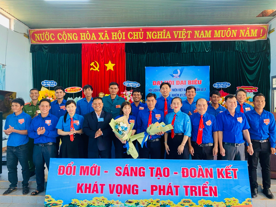 Lãnh đạo Huyện Đoàn-Hội LHTN Việt Nam huyện Chư Păh, Đảng ủy thị trấn Ia Ly tặng hoa chúc mừng Ủy ban Hội LHTN Việt Nam thị trấn Ia Ly khóa V. Ảnh: Hoàng Yến Lãnh đạo Huyện Đoàn-Hội LHTN Việt Nam huyện Chư Păh, Đảng ủy thị trấn Ia Ly tặng hoa chúc mừng Ủy ban Hội LHTN Việt Nam thị trấn Ia Ly khóa V. Ảnh: Hoàng Yến