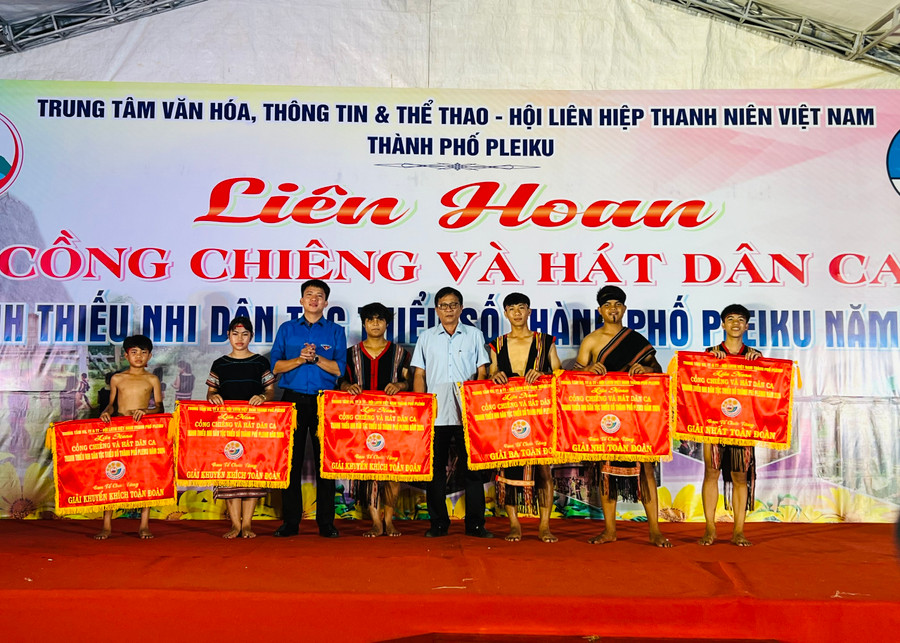 Ban tổ chức trao giải toàn đoàn cho các đội thi. Ảnh: M.N Ban tổ chức trao giải toàn đoàn cho các đội thi. Ảnh: M.N