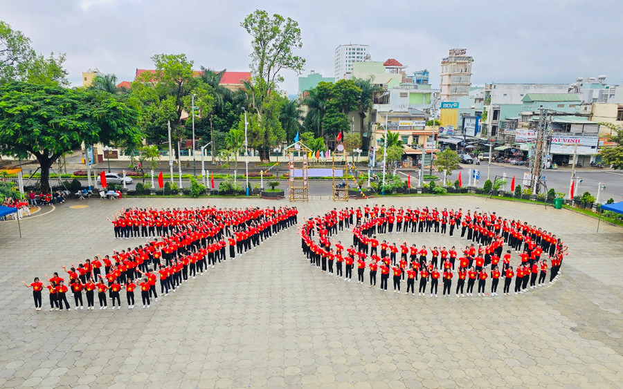 Thanh thiếu nhi TP. Pleiku xếp thành số 70 nhằm chào mừng kỷ niệm 70 năm Ngày thành lập Đảng bộ TP. Pleiku. Ảnh: M.N Thanh thiếu nhi TP. Pleiku xếp thành số 70 nhằm chào mừng kỷ niệm 70 năm Ngày thành lập Đảng bộ TP. Pleiku. Ảnh: M.N