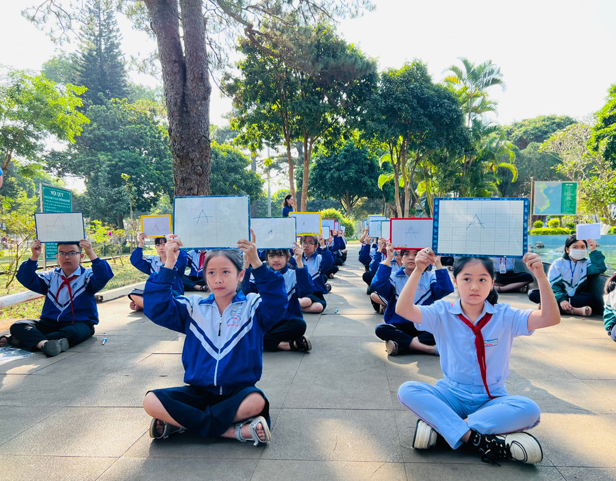 Các em đội viên, thiếu nhi tham gia cuộc thi Rung chuông vàng. Ảnh: M.N