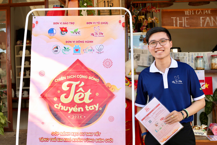 Anh Lê Văn Phúc-Chủ nhiệm Nhóm từ thiện Fly To Sky là 1 trong 9 Gương mặt trẻ Việt Nam triển vọng năm 2023. Ảnh: M.N Anh Lê Văn Phúc-Chủ nhiệm Nhóm từ thiện Fly To Sky là 1 trong 9 Gương mặt trẻ Việt Nam triển vọng năm 2023. Ảnh: M.N