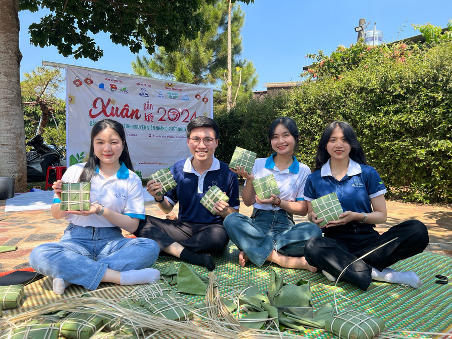 Anh Lê Văn Phúc (thứ 2 từ trái sang) tham gia hoạt động gói bánh chưng tặng thiếu nhi có hoàn cảnh khó khăn trong dịp Tết Nguyên đán Giáp Thìn 2024. Ảnh: M.N Anh Lê Văn Phúc (thứ 2 từ trái sang) tham gia hoạt động gói bánh chưng tặng thiếu nhi có hoàn cảnh khó khăn trong dịp Tết Nguyên đán Giáp Thìn 2024. Ảnh: M.N