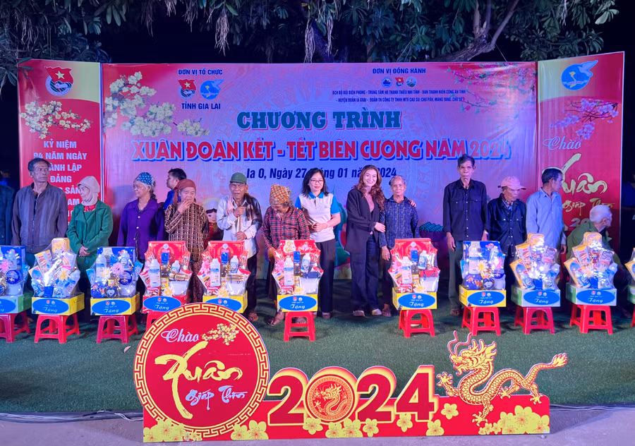 Lãnh đạo Hội LHPN tỉnh, Hội Doanh nhân trẻ tỉnh tặng quà Tết cho người dân xã Ia O. Ảnh: P.L