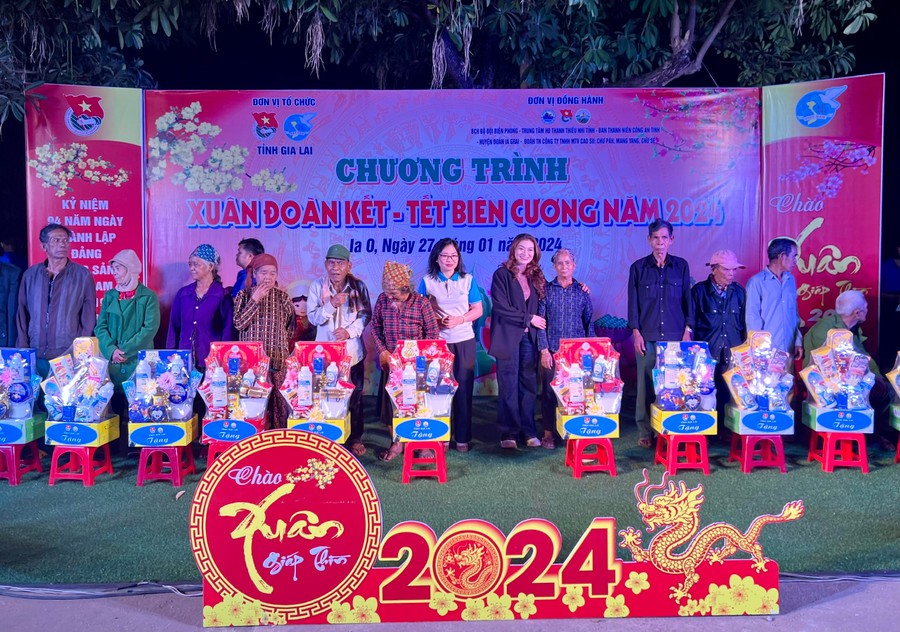 Lãnh đạo Hội LHPN tỉnh, Hội Doanh nhân trẻ tỉnh tặng quà Tết cho người dân xã Ia O. Ảnh: P.L Lãnh đạo Hội LHPN tỉnh, Hội Doanh nhân trẻ tỉnh tặng quà Tết cho người dân xã Ia O. Ảnh: P.L