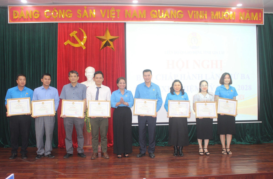 Bà Rơ Lan Nga (ở giữa)-Phó Chủ tịch Liên đoàn Lao động tỉnh tặng bằng khen cho các tập thể có thành tích xuất sắc trong phong trào thi đua, hoạt động năm 2023. Ảnh: P.L Bà Rơ Lan Nga (ở giữa)-Phó Chủ tịch Liên đoàn Lao động tỉnh tặng bằng khen cho các tập thể có thành tích xuất sắc trong phong trào thi đua, hoạt động năm 2023. Ảnh: P.L