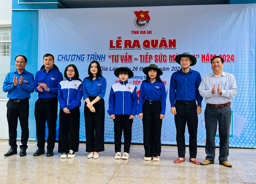 Lãnh đạo Sở Giáo dục và Đào tạo, Tỉnh Đoàn tặng quà động viên các tình nguyện viên tham gia chương trình Tư vấn-Tiếp sức mùa thi năm 2024. Ảnh: P.L Lãnh đạo Sở Giáo dục và Đào tạo, Tỉnh Đoàn tặng quà động viên các tình nguyện viên tham gia chương trình Tư vấn-Tiếp sức mùa thi năm 2024. Ảnh: P.L