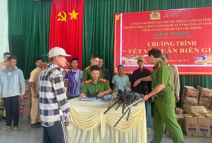 Người dân xã Ia Mơr giao nộp vũ khí tự chế cho lực lượng công an. Ảnh: Thu Hiền