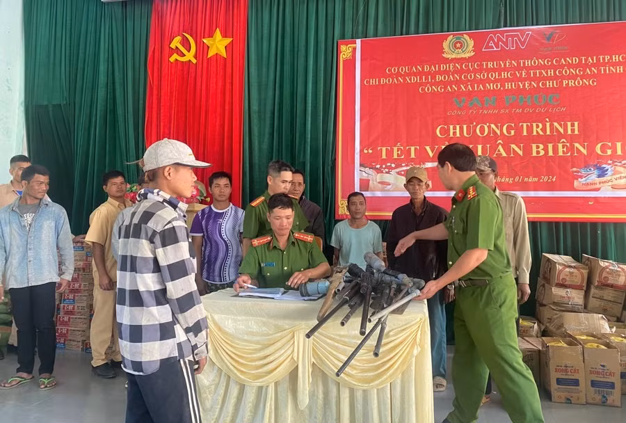 Người dân xã Ia Mơr giao nộp vũ khí tự chế cho lực lượng công an. Ảnh: Thu Hiền