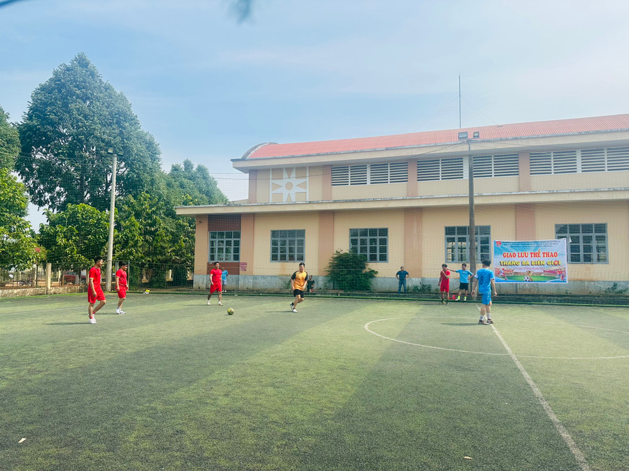 Đoàn viên, thanh niên các tổ chức Đoàn giao lưu bóng đá. Ảnh: M.N