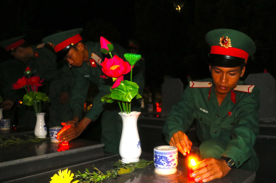 Lực lượng đoàn viên, thanh niên trong các đơn vị bộ đội đứng chân trên địa bàn thị xã An Khê tham gia thắp nến tri ân các Anh hùng liệt sĩ. Ảnh: Ngọc Minh Lực lượng đoàn viên, thanh niên trong các đơn vị bộ đội đứng chân trên địa bàn thị xã An Khê tham gia thắp nến tri ân các Anh hùng liệt sĩ. Ảnh: Ngọc Minh