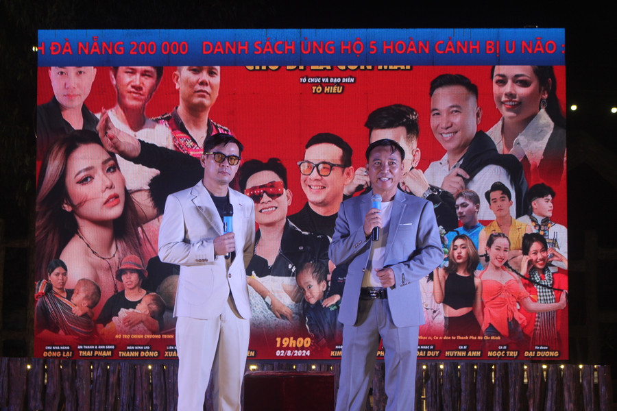 Nhạc sĩ Tô Hiếu (bìa phải) tổ chức đêm nhạc gây quỹ giúp đỡ thiếu nhi bị bệnh hiểm nghèo ở huyện Đak Đoa. Ảnh: P.L