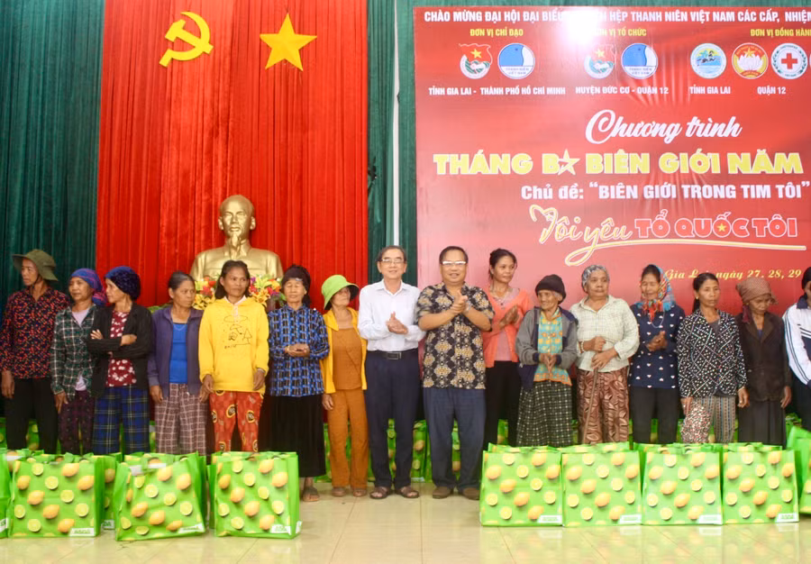 Lãnh đạo Huyện ủy Đức Cơ và các Mạnh Thường Quân tặng quà người dân khó khăn của xã Ia Pnôn. Ảnh: P.L