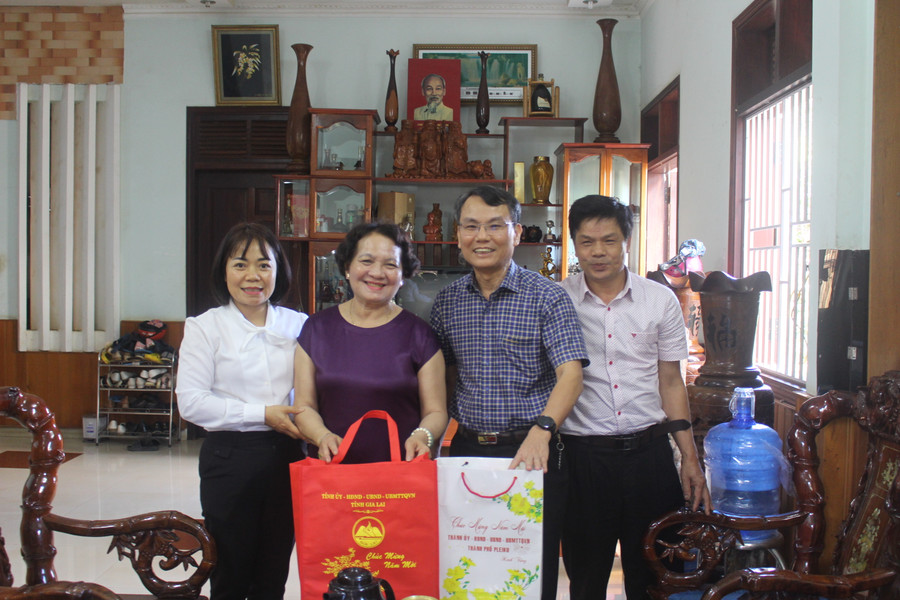 Bí thư Thành ủy Pleiku Trịnh Duy Thuân (thứ 2 từ phải qua) chúc Tết gia đình đồng chí Võ Đình Cường-nguyên Ủy viên Ban Thường vụ Tỉnh ủy, nguyên Bí thư Thành ủy Pleiku. Ảnh: P.L Bí thư Thành ủy Pleiku Trịnh Duy Thuân (thứ 2 từ phải qua) chúc Tết gia đình đồng chí Võ Đình Cường-nguyên Ủy viên Ban Thường vụ Tỉnh ủy, nguyên Bí thư Thành ủy Pleiku. Ảnh: P.L