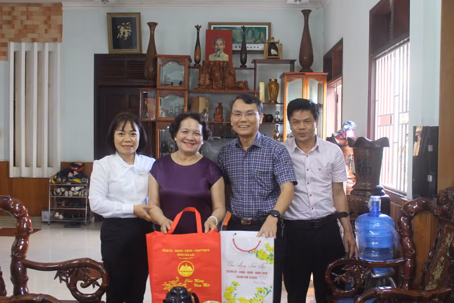 Bí thư Thành ủy Pleiku Trịnh Duy Thuân (thứ 2 từ phải qua) chúc Tết gia đình đồng chí Võ Đình Cường-nguyên Ủy viên Ban Thường vụ Tỉnh ủy, nguyên Bí thư Thành ủy Pleiku. Ảnh: P.L Bí thư Thành ủy Pleiku Trịnh Duy Thuân (thứ 2 từ phải qua) chúc Tết gia đình đồng chí Võ Đình Cường-nguyên Ủy viên Ban Thường vụ Tỉnh ủy, nguyên Bí thư Thành ủy Pleiku. Ảnh: P.L