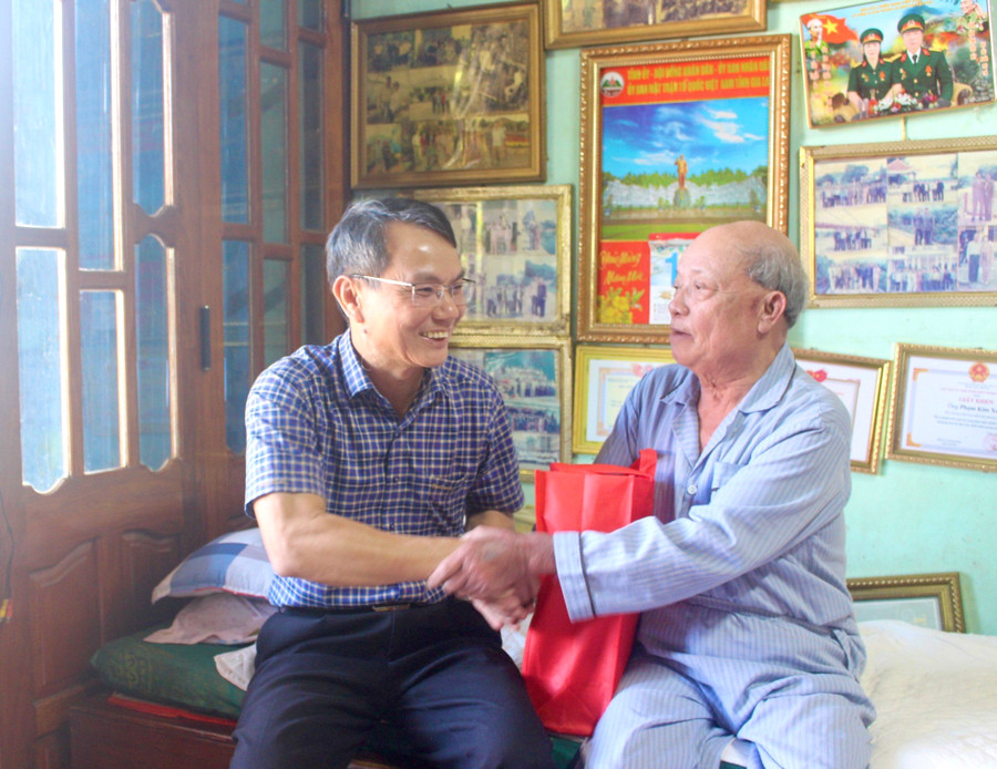 Bí thư Thành ủy Pleiku Trịnh Duy Thuân (bìa trái) thăm, chúc Tết thương binh Phạm Kim Xuân. Ảnh: P.L Bí thư Thành ủy Pleiku Trịnh Duy Thuân (bìa trái) thăm, chúc Tết thương binh Phạm Kim Xuân. Ảnh: P.L