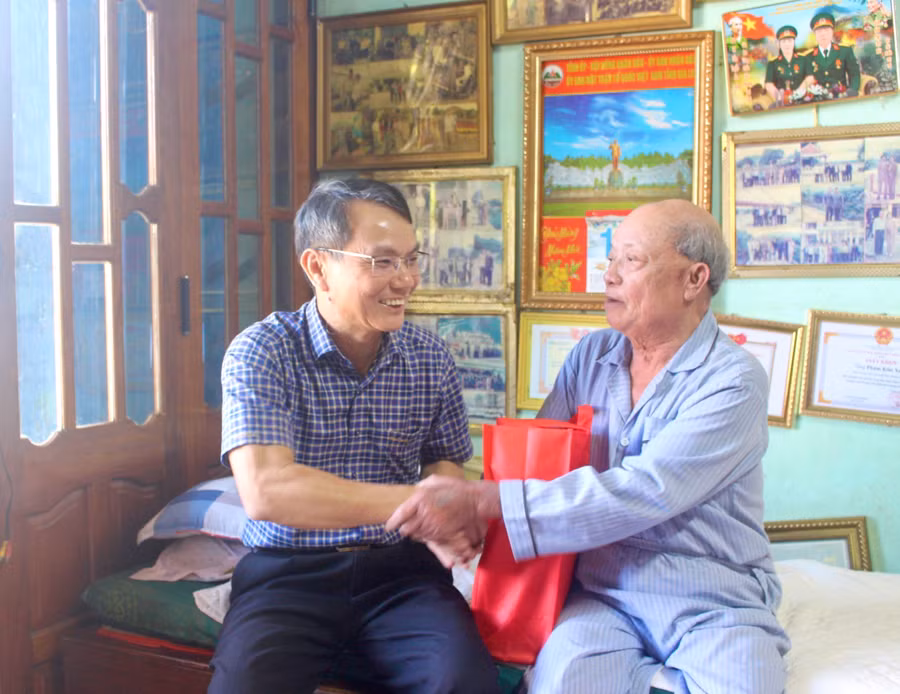 Bí thư Thành ủy Pleiku Trịnh Duy Thuân (bìa trái) thăm, chúc Tết thương binh Phạm Kim Xuân. Ảnh: P.L Bí thư Thành ủy Pleiku Trịnh Duy Thuân (bìa trái) thăm, chúc Tết thương binh Phạm Kim Xuân. Ảnh: P.L