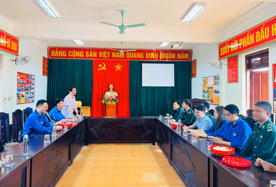 Các đơn vị thăm, chúc mừng các cán bộ, chiến sĩ Đồn Biên phòng Ia Púch nhân kỷ niệm 65 ngày truyền thống Bộ đội Biên phòng. Ảnh: P.L