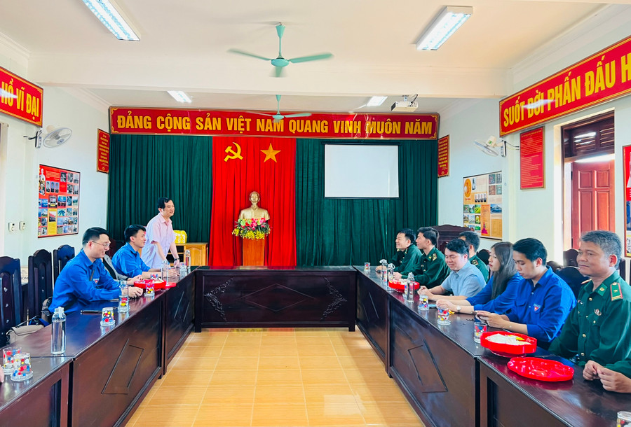 Các đơn vị thăm, chúc mừng các cán bộ, chiến sĩ Đồn Biên phòng Ia Púch nhân kỷ niệm 65 ngày truyền thống Bộ đội Biên phòng. Ảnh: P.L Các đơn vị thăm, chúc mừng các cán bộ, chiến sĩ Đồn Biên phòng Ia Púch nhân kỷ niệm 65 ngày truyền thống Bộ đội Biên phòng. Ảnh: P.L