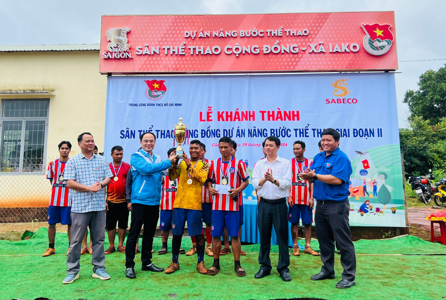 Ban tổ chức trao giải nhất cho đội bóng đá làng O Bung (xã Ia Ko, huyện Chư Sê). Ảnh: M.N Ban tổ chức trao giải nhất cho đội bóng đá làng O Bung (xã Ia Ko, huyện Chư Sê). Ảnh: M.N