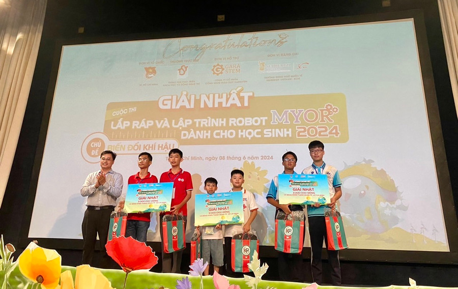 Ban tổ chức trao giải nhất cho các thí sinh và nhóm thí sinh. Ảnh: Thanh Phụng Ban tổ chức trao giải nhất cho các thí sinh và nhóm thí sinh. Ảnh: Thanh Phụng