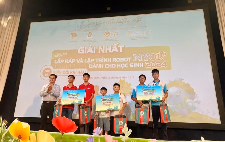 Ban tổ chức trao giải nhất cho các thí sinh và nhóm thí sinh. Ảnh: Thanh Phụng