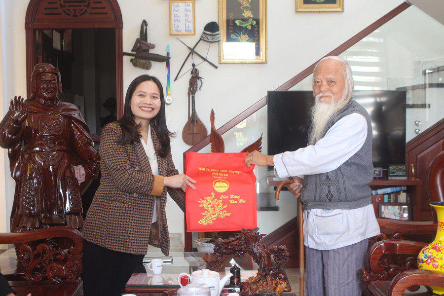 Phó Trưởng đoàn Đại biểu Quốc hội tỉnh Siu Hương (bìa trái) chúc Tết đồng chí Trần Xuân Hải (bìa phải). Ảnh: P.L