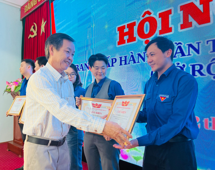 Phó Bí thư Đảng ủy Khối Huỳnh Tấn Đoan trao bằng khen của Ban Chấp hành Đoàn Khối cho các tập thể có thành tích xuất sắc trong năm 2023. Ảnh: P.L