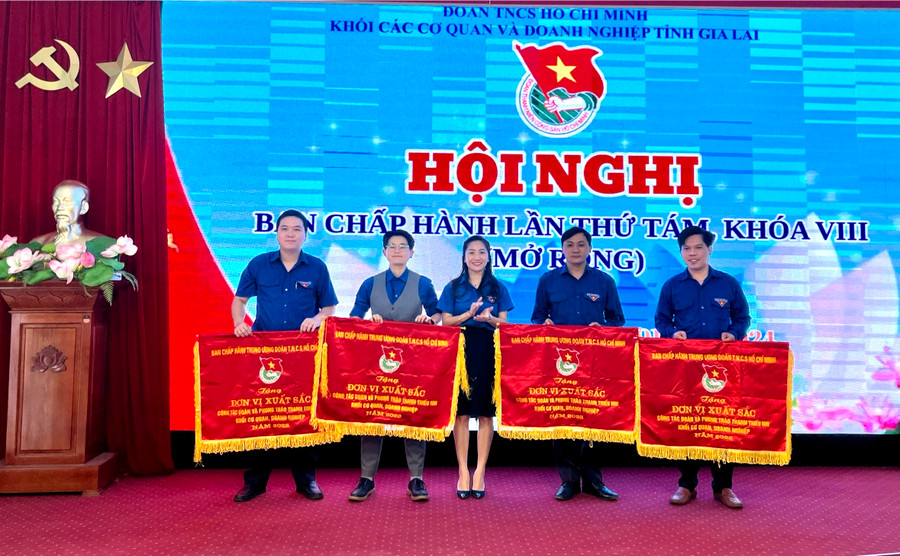 4 tập thể được nhận cờ thi đua của Ban Chấp hành Trung ương Đoàn vì có thành tích xuất sắc trong công tác Đoàn và phong trào thanh thiếu nhi khối cơ quan, doanh nghiệp năm 2023. Ảnh: P.L
