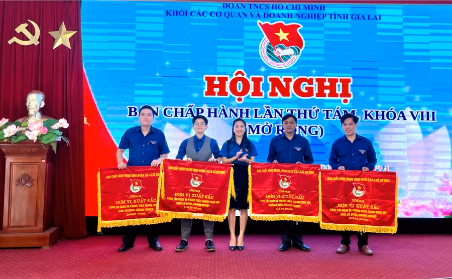 4 tập thể được nhận cờ thi đua của Ban Chấp hành Trung ương Đoàn vì có thành tích xuất sắc trong công tác Đoàn và phong trào thanh thiếu nhi khối cơ quan, doanh nghiệp năm 2023. Ảnh: P.L