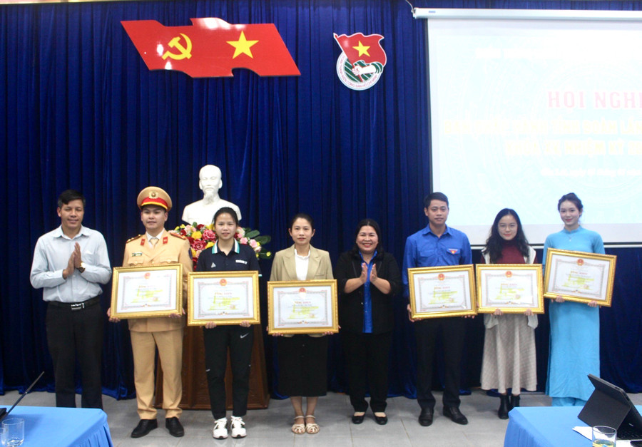 Thừa ủy quyền của Chủ tịch UBND tỉnh, Bí thư Tỉnh Đoàn Hà Thị Giang Thảo (thứ 4 từ phải qua) và Phó Chủ tịch Ủy ban MTTQ Việt Nam tỉnh Đinh Ngọc Hải (bìa trái) tặng bằng khen cho các công dân trẻ tiêu biểu. Ảnh: P.L Thừa ủy quyền của Chủ tịch UBND tỉnh, Bí thư Tỉnh Đoàn Hà Thị Giang Thảo (thứ 4 từ phải qua) và Phó Chủ tịch Ủy ban MTTQ Việt Nam tỉnh Đinh Ngọc Hải (bìa trái) tặng bằng khen cho các công dân trẻ tiêu biểu. Ảnh: P.L