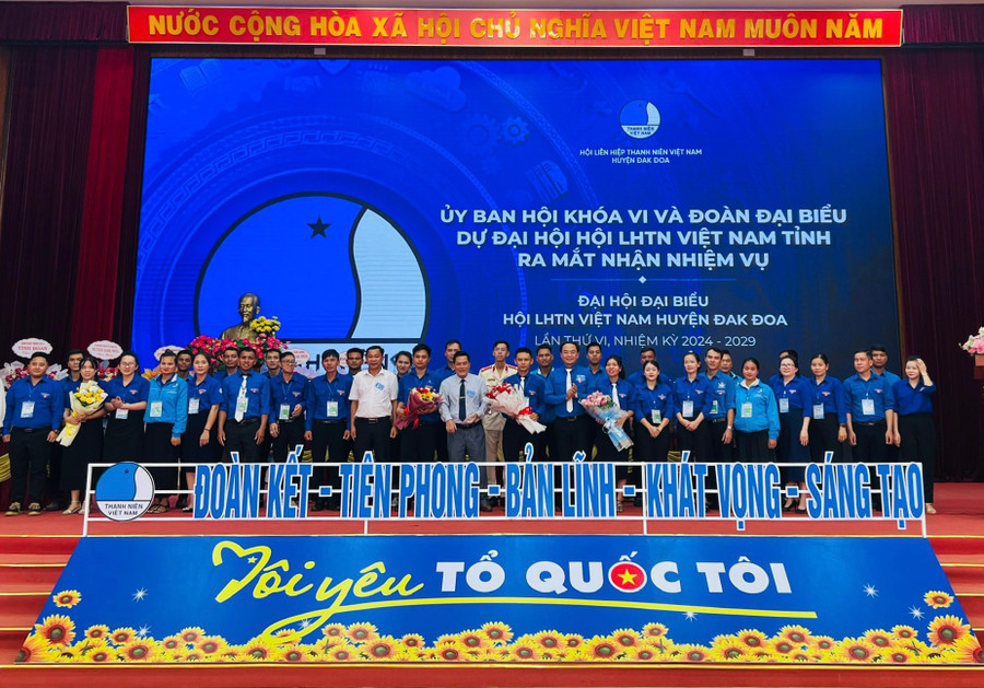 Lãnh đạo Huyện ủy-UBND huyện Đak Đoa và lãnh đạo Tỉnh Đoàn-Hội LHTN Việt Nam tỉnh tặng hoa chúc mừng Ủy ban Hội LHTN Việt Nam huyện Đak Đoa khóa VI. Ảnh: P.L Lãnh đạo Huyện ủy-UBND huyện Đak Đoa và lãnh đạo Tỉnh Đoàn-Hội LHTN Việt Nam tỉnh tặng hoa chúc mừng Ủy ban Hội LHTN Việt Nam huyện Đak Đoa khóa VI. Ảnh: P.L