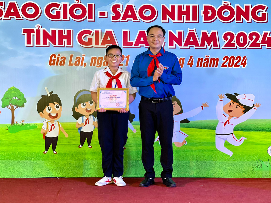Anh Đỗ Đức Thanh-Phó Bí thư Tỉnh Đoàn trao giải nhất hội thi em Lê Nguyễn Anh Khoa. Ảnh: P.L Anh Đỗ Đức Thanh-Phó Bí thư Tỉnh Đoàn trao giải nhất hội thi em Lê Nguyễn Anh Khoa. Ảnh: P.L