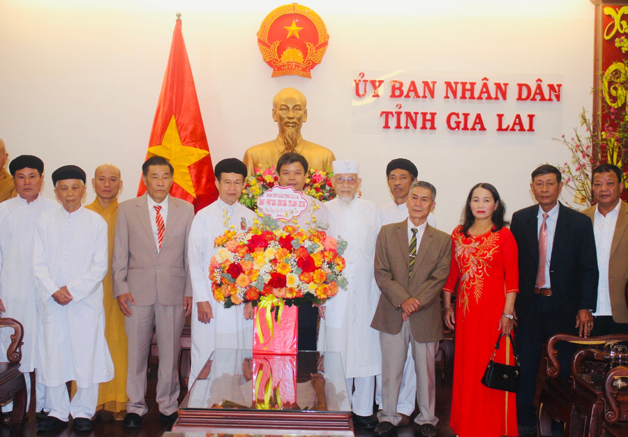 Phó Chủ tịch UBND tỉnh Nguyễn Hữu Quế (thứ 7 từ phải sang) tiếp đón Đoàn đại diện các tổ chức tôn giáo. Ảnh: P.L