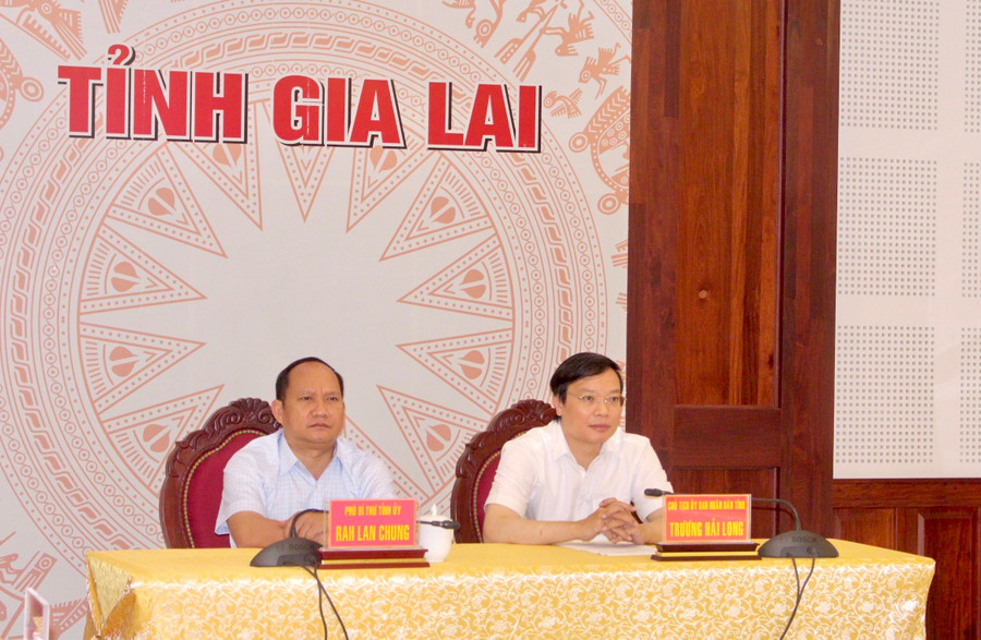 Phó Bí thư Tỉnh ủy, Chủ tịch UBND tỉnh Trương Hải Long (bìa phải) và Phó Bí thư Tỉnh ủy Rah Lan Chung chủ trì lễ phát động tại điểm cầu UBND tỉnh Gia Lai. Ảnh: P.L