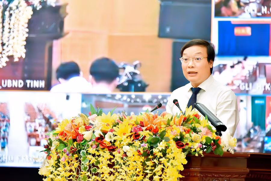 Chủ tịch UBND tỉnh Trương Hải Long phát động phong trào thi đua. Ảnh: Đ.T