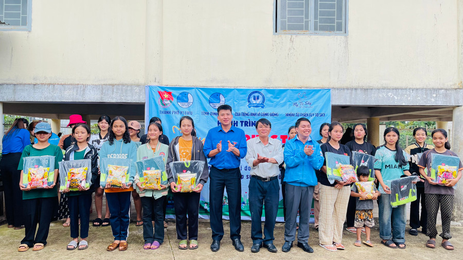 Đại diện Thành Đoàn Pleiku và Câu lạc bộ Tiếng Anh vì cộng đồng tỉnh Bình Dương tặng quà thiếu nhi làng Têng 2. Ảnh: M.N Đại diện Thành Đoàn Pleiku và Câu lạc bộ Tiếng Anh vì cộng đồng tỉnh Bình Dương tặng quà thiếu nhi làng Têng 2. Ảnh: M.N