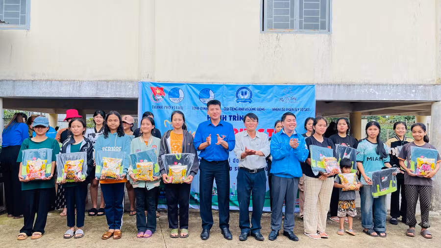 Đại diện Thành Đoàn Pleiku và Câu lạc bộ Tiếng Anh vì cộng đồng tỉnh Bình Dương tặng quà thiếu nhi làng Têng 2. Ảnh: M.N
