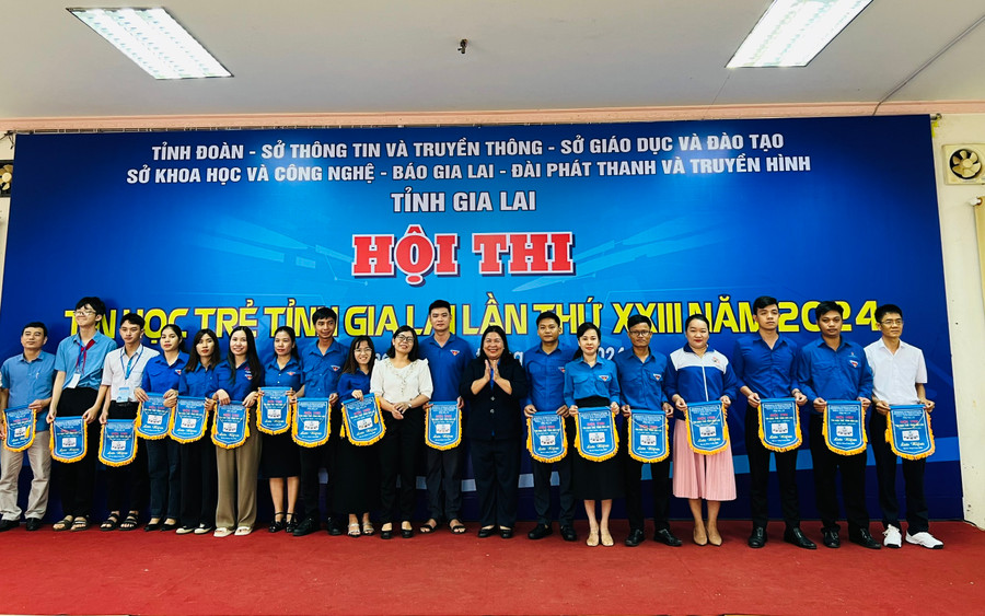 Ban tổ chức trao cờ lưu niệm cho các Huyện Đoàn, Thị Đoàn, Thành Đoàn có thí sinh tham gia Hội thi. Ảnh: P.L Ban tổ chức trao cờ lưu niệm cho các Huyện Đoàn, Thị Đoàn, Thành Đoàn có thí sinh tham gia Hội thi. Ảnh: P.L