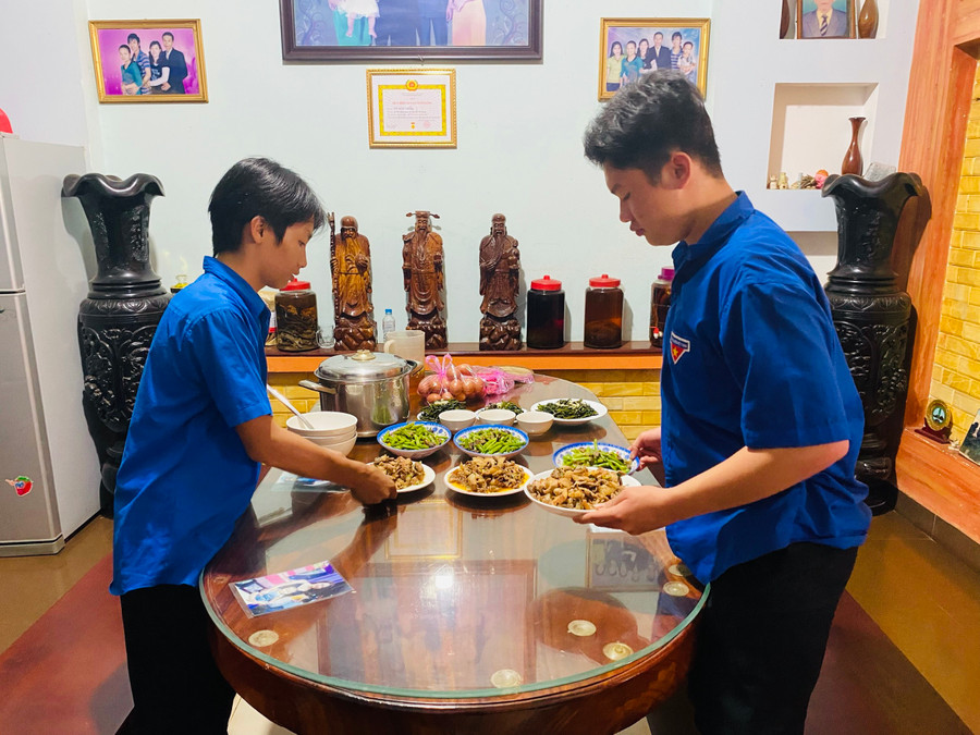 Các tình nguyện viên ở huyện Đức Cơ hỗ trợ chị Nô En chuẩn bị đồ ăn cho thí sinh. Ảnh: T.T