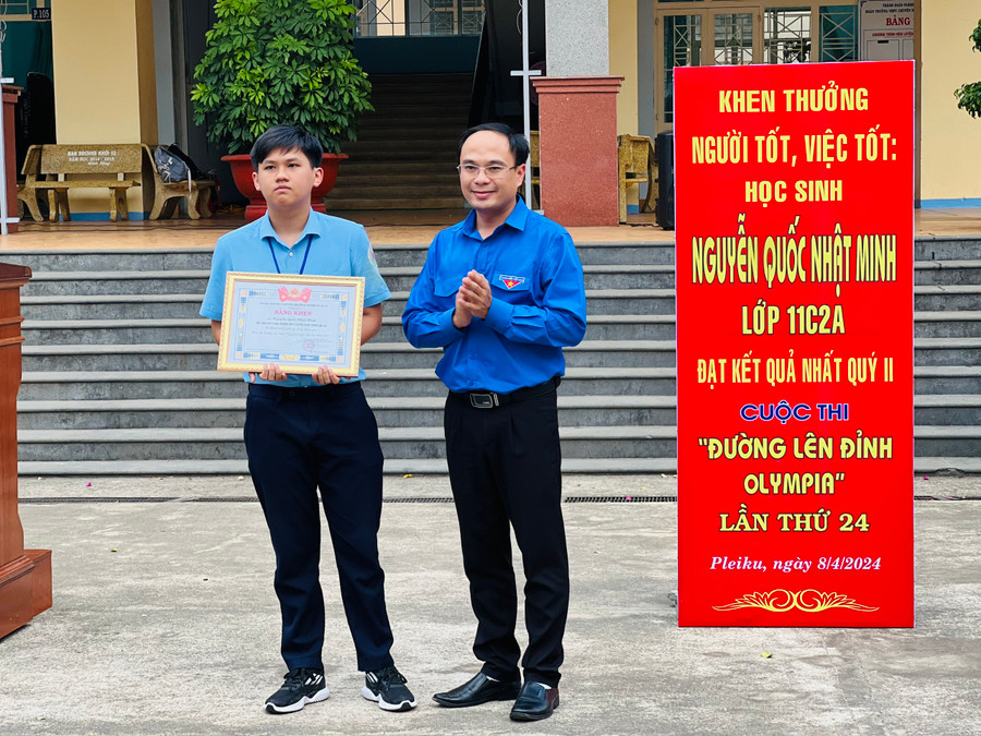 Anh Đỗ Đức Thanh (bìa phải)-Phó Bí thư Tỉnh Đoàn, Chủ tịch Hội LHTN Việt Nam tỉnh tặng bằng khen của Ban Chấp hành Tỉnh Đoàn cho em Nguyễn Quốc Nhật Minh. Ảnh: P.L Anh Đỗ Đức Thanh (bìa phải)-Phó Bí thư Tỉnh Đoàn, Chủ tịch Hội LHTN Việt Nam tỉnh tặng bằng khen của Ban Chấp hành Tỉnh Đoàn cho em Nguyễn Quốc Nhật Minh. Ảnh: P.L