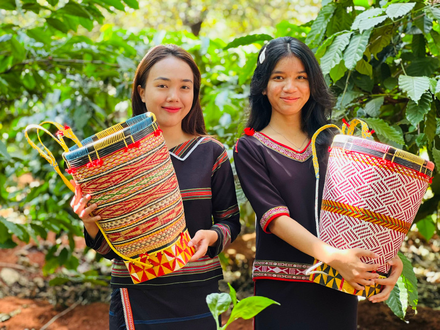 Bí thư Đoàn xã Ia Kriêng Rơ Mah H'Dịu (bìa trái) tham gia hội thi báo cáo viên với chuyên đề phát huy và bảo tồn văn hóa dân tộc. Ảnh: P.L